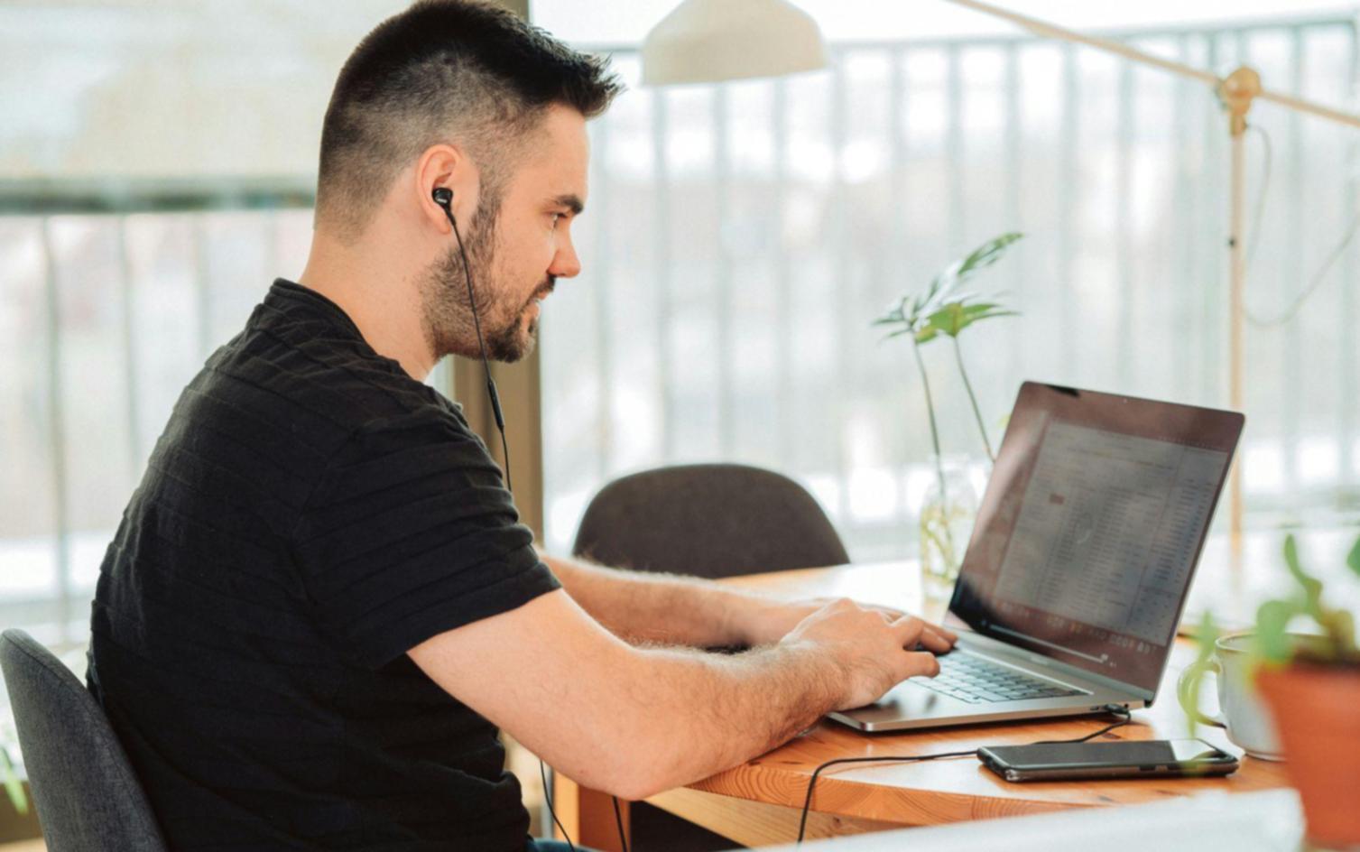 Réunion d'entrepreneurs diplômés présentant leurs projets